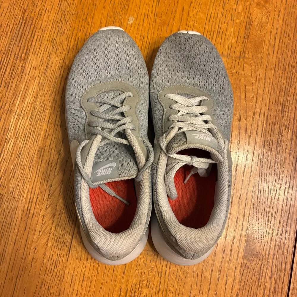Nike‎ Tanjun Womens Size 8.5 Grey White Running Shoes Sneakers 812655-010